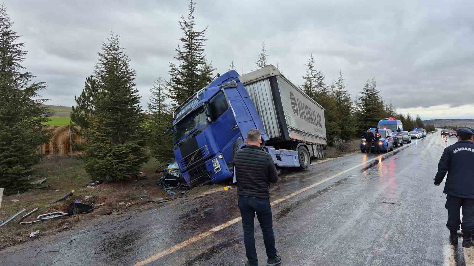 eskisehirde kontrolden cikan tir otomobili altina aldi 1 olu 1i agir 2 yarali 3 uuCutHnJ