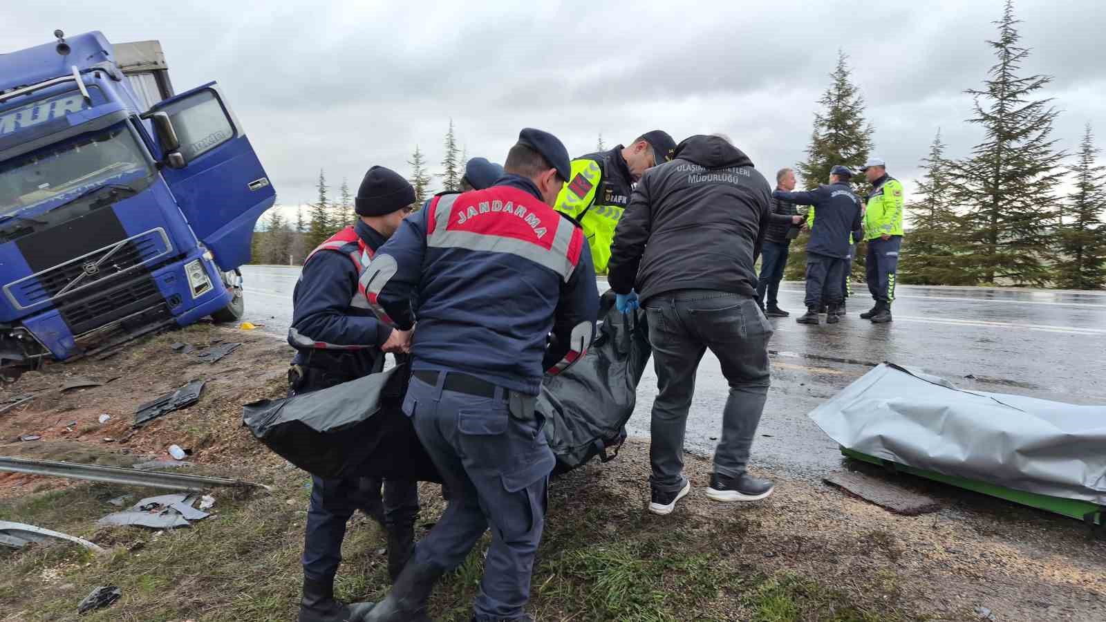 eskisehirde kontrolden cikan tir otomobili altina aldi 1 olu 1i agir 2 yarali 4 zggWkWG7
