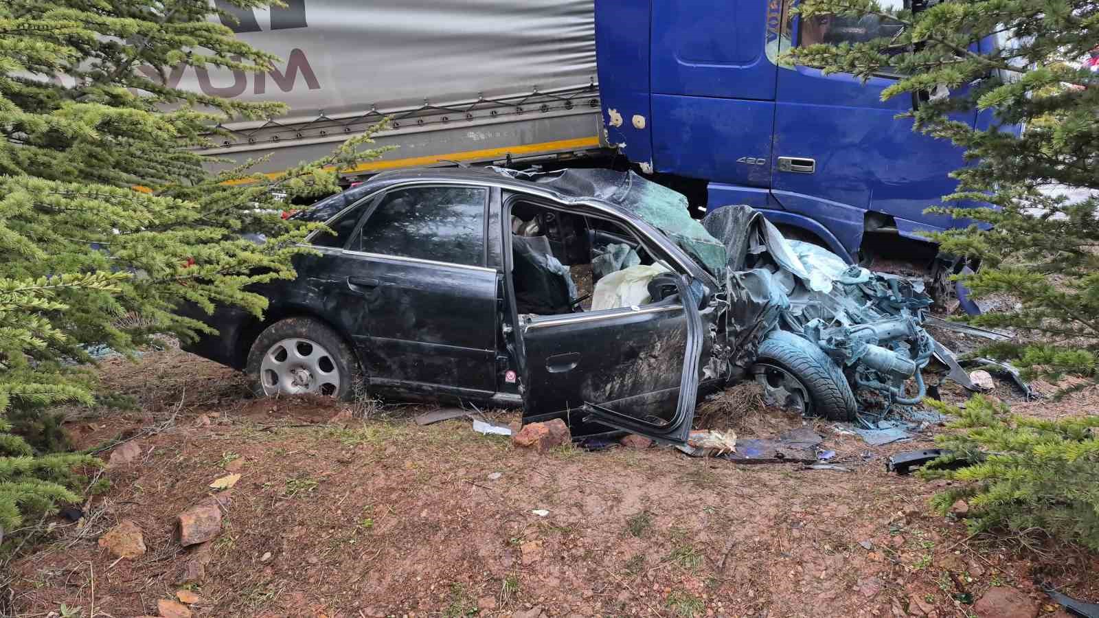 eskisehirde kontrolden cikan tir otomobili altina aldi 1 olu 1i agir 2 yarali 5 nrPhJpTu