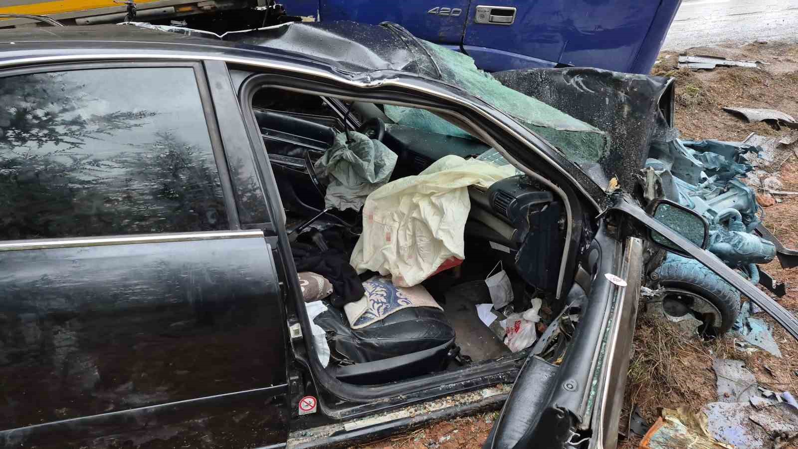 eskisehirde kontrolden cikan tir otomobili altina aldi 1 olu 1i agir 2 yarali 6 QS7pX5kN