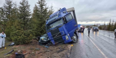 eskisehirde-kontrolden-cikan-tir-otomobili-altina-aldi-1-olu-1i-agir-2-yarali-pLXVV7Zi.jpg
