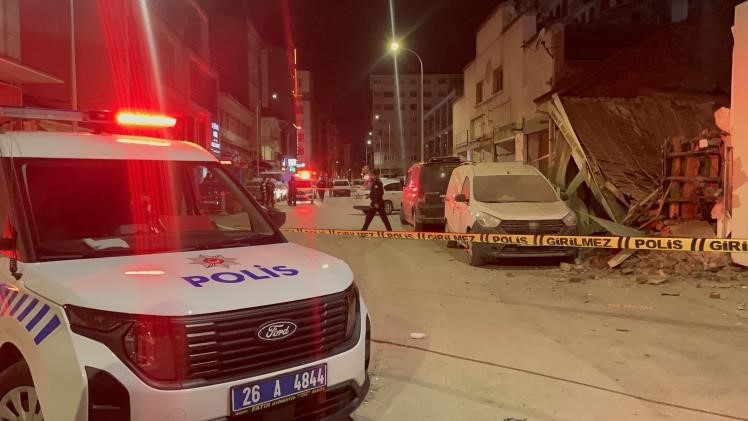 eskisehirde metruk is yeri yikildi sans eseri yaralanan olmadi 2 ueQZCJG5