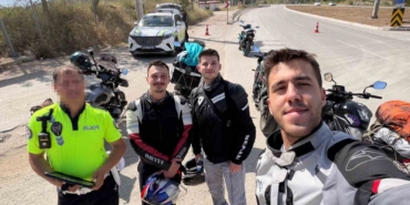 eskisehirde-motosikletini-baglayan-polis-ile-antalyada-karsilasan-surucu-fotograf-cektirdi-EmdrkTDL.jpg