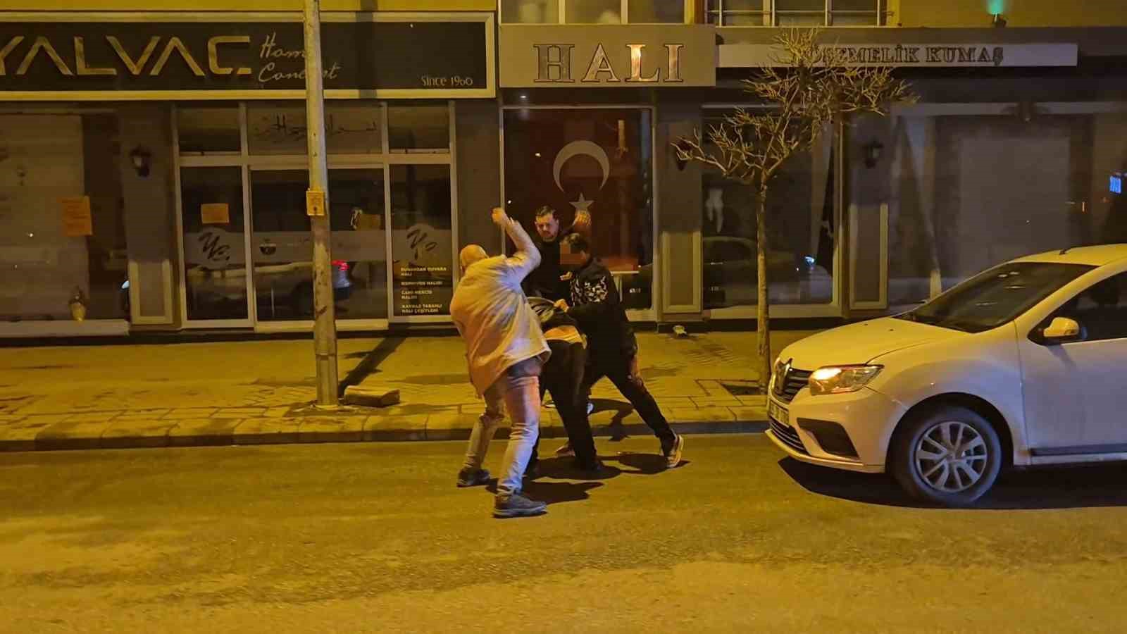 eskisehirde olayli gece cadde ortasindaki kavga kamerada 2 nahYQvsm