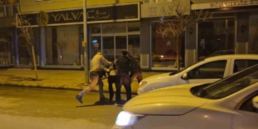 eskisehirde-olayli-gece-cadde-ortasindaki-kavga-kamerada-AvIeRwdT.jpg