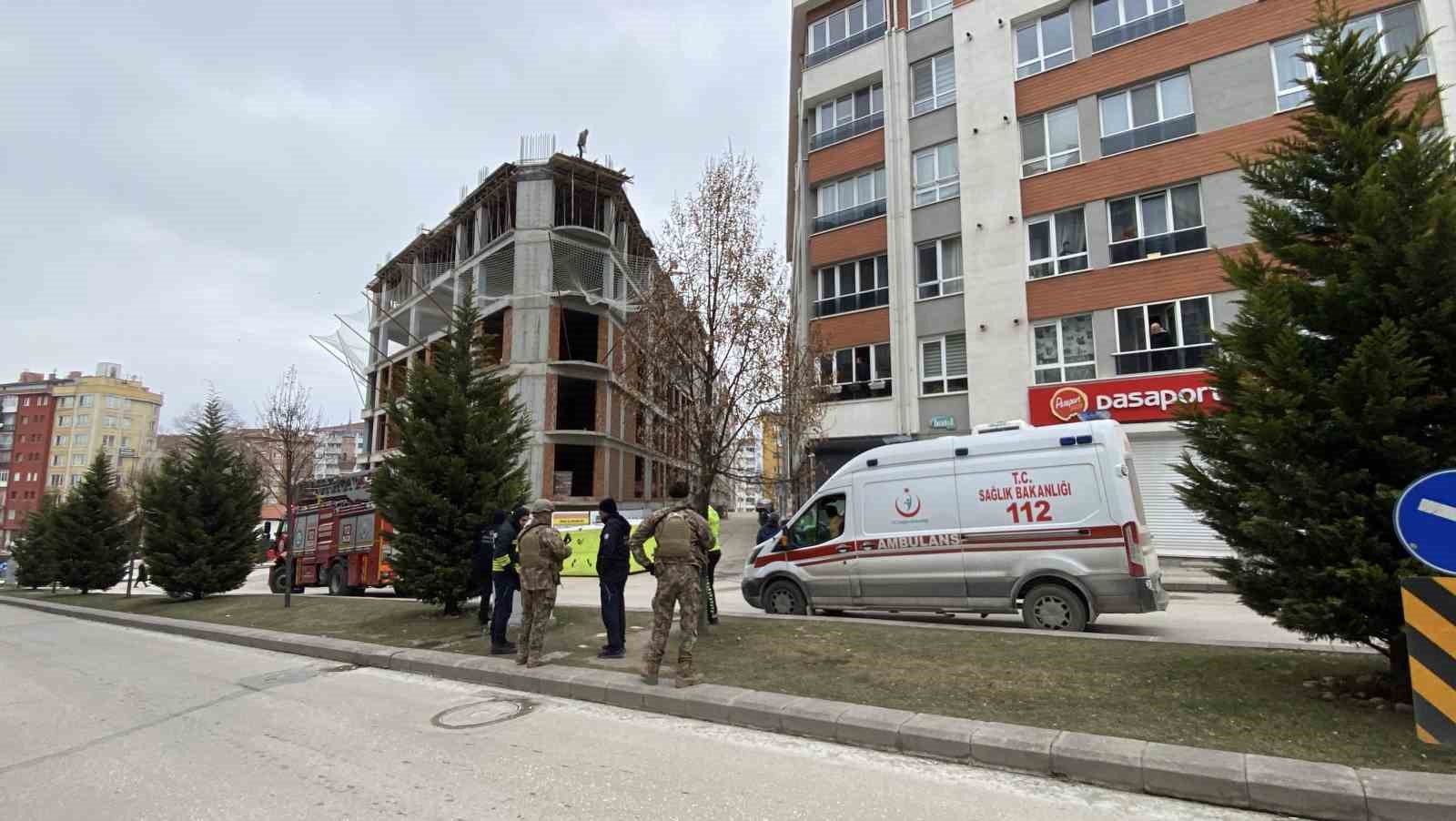 Eskişehir’de panik anları: İnşaatın 8’inci katından atlamaya çalıştı 5 eskisehirde panik anlari insaatin 8inci katindan atlamaya calisti 1 1n8k4czN