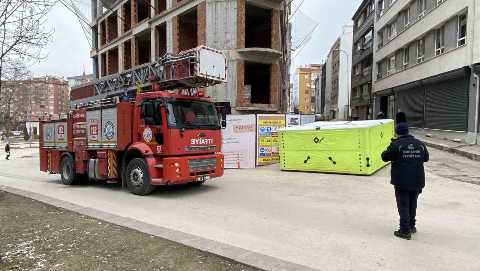 Eskişehir’de panik anları: İnşaatın 8’inci katından atlamaya çalıştı 9 eskisehirde panik anlari insaatin 8inci katindan atlamaya calisti 5 1gwNfgNS