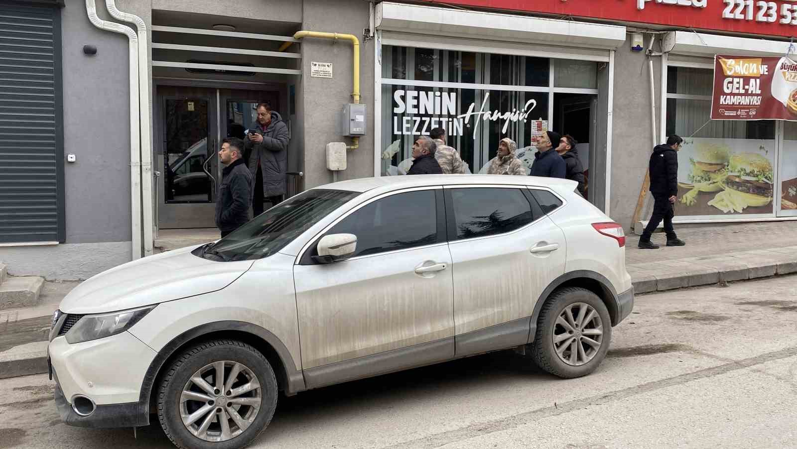 Eskişehir’de panik anları: İnşaatın 8’inci katından atlamaya çalıştı 12 eskisehirde panik anlari insaatin 8inci katindan atlamaya calisti 8 1u26XFbb