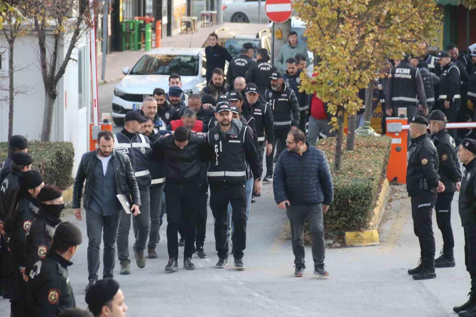 Eskişehir’de silahlı organize suç örgütüne yönelik operasyon 5 eskisehirde silahli organize suc orgutune yonelik operasyon 1 hsPLUQ5T