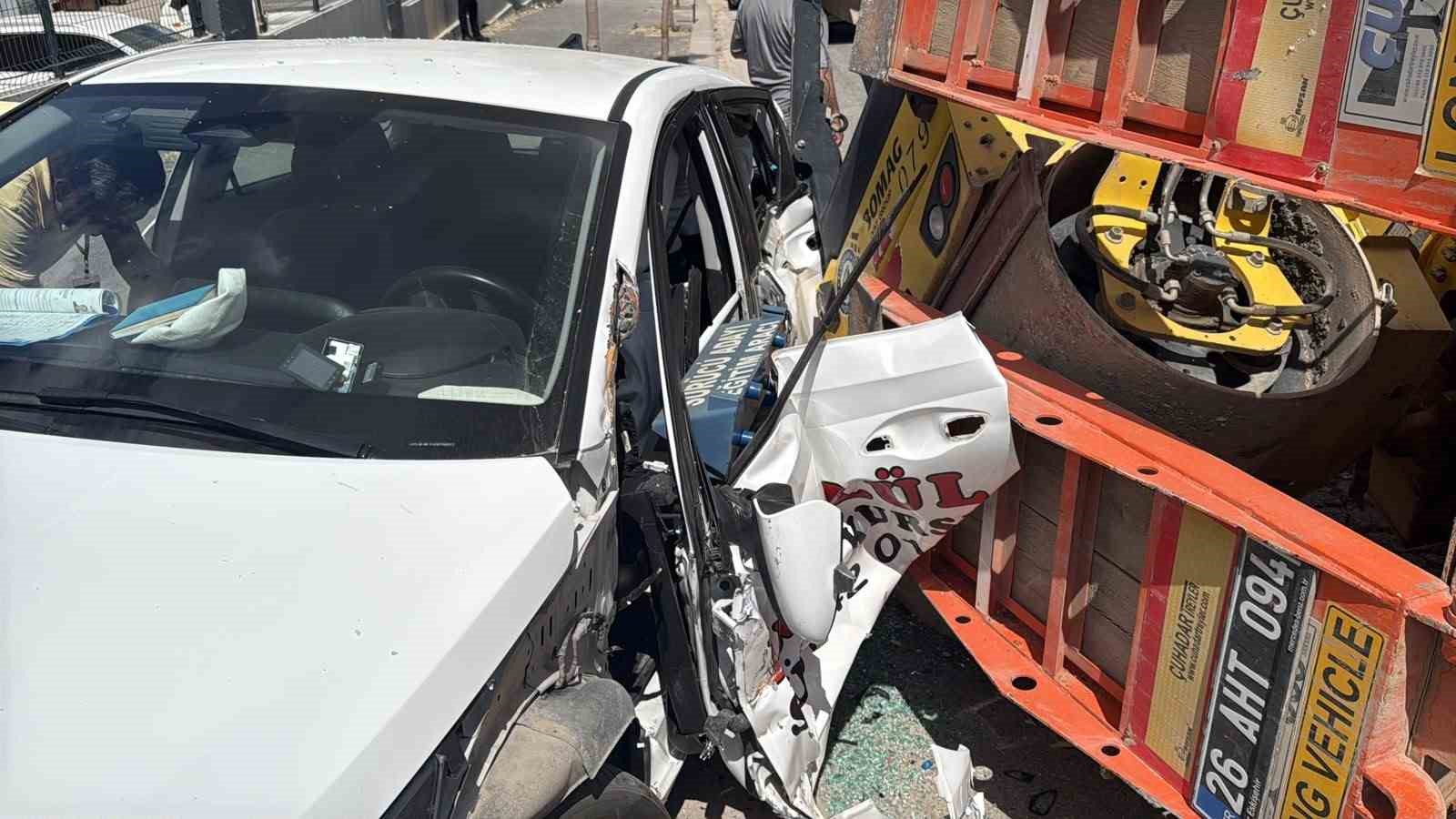 eskisehirde silindir yuklu romork surucu adayi aracini ezdi 2 yarali 0 ewQyOTJt