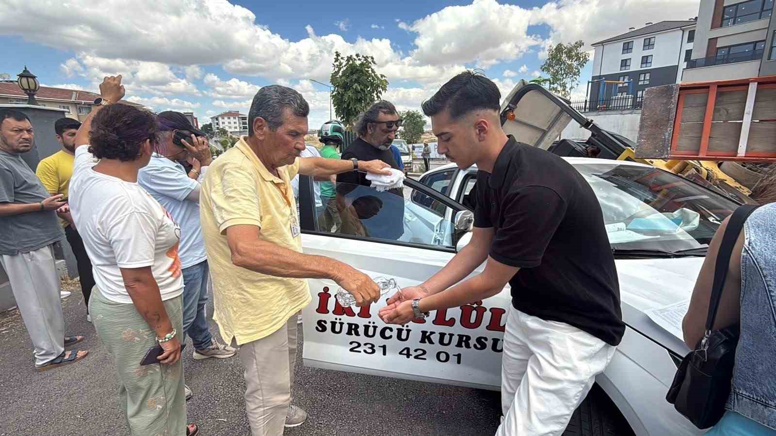 eskisehirde silindir yuklu romork surucu adayi aracini ezdi 2 yarali 2