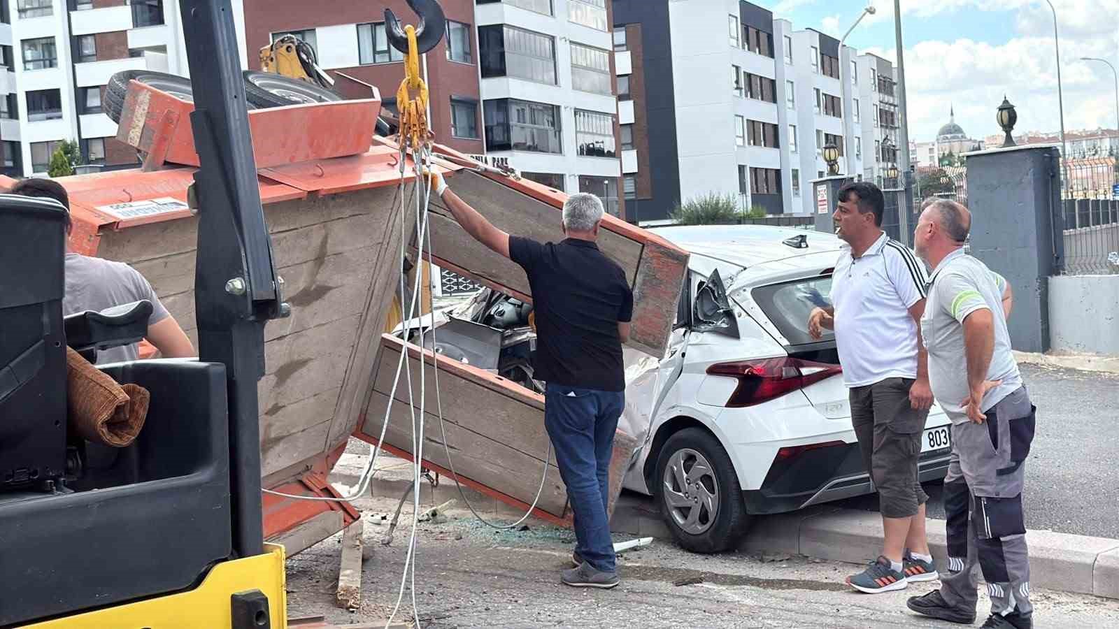 eskisehirde silindir yuklu romork surucu adayi aracini ezdi 2 yarali 3 IIy6Lnys