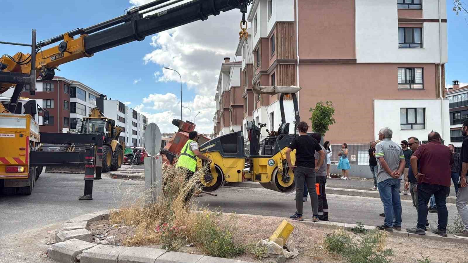 eskisehirde silindir yuklu romork surucu adayi aracini ezdi 2 yarali 4 NZ7MVpyO