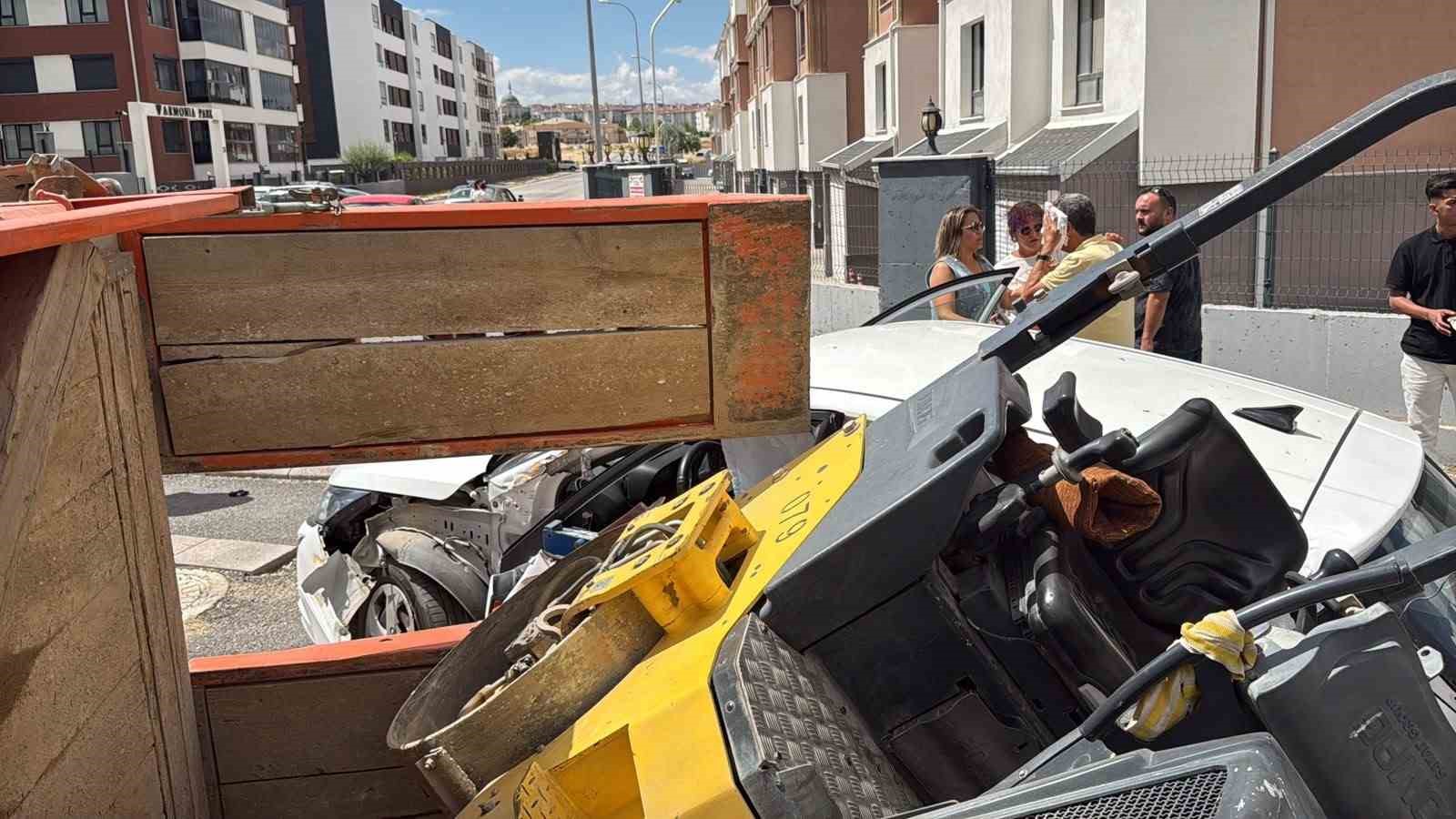 eskisehirde silindir yuklu romork surucu adayi aracini ezdi 2 yarali 8 NCFvcHp2