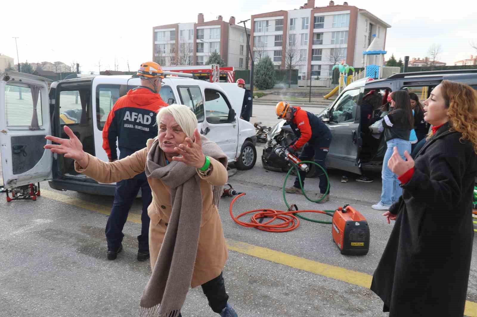 eskisehirde toplam 26 personel ve 9 aracla gercekci kaza tatbikati 0 bYCObcPP