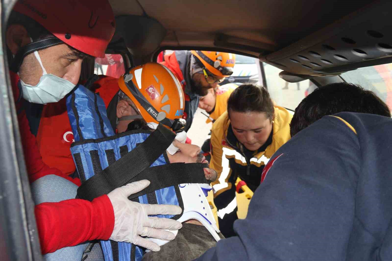 eskisehirde toplam 26 personel ve 9 aracla gercekci kaza tatbikati 1 ypZMzQkX