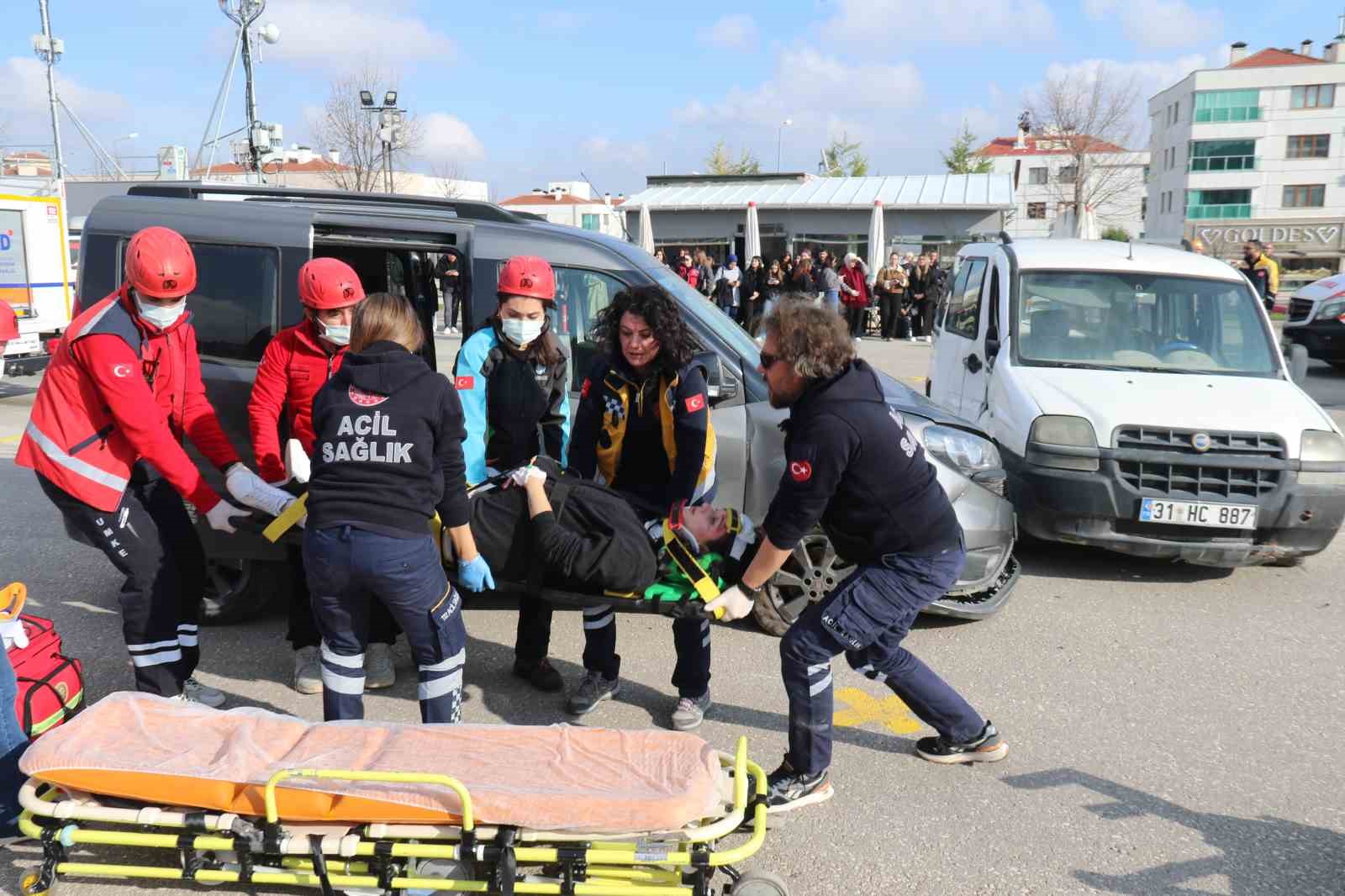 eskisehirde toplam 26 personel ve 9 aracla gercekci kaza tatbikati 10 thmvhyIb