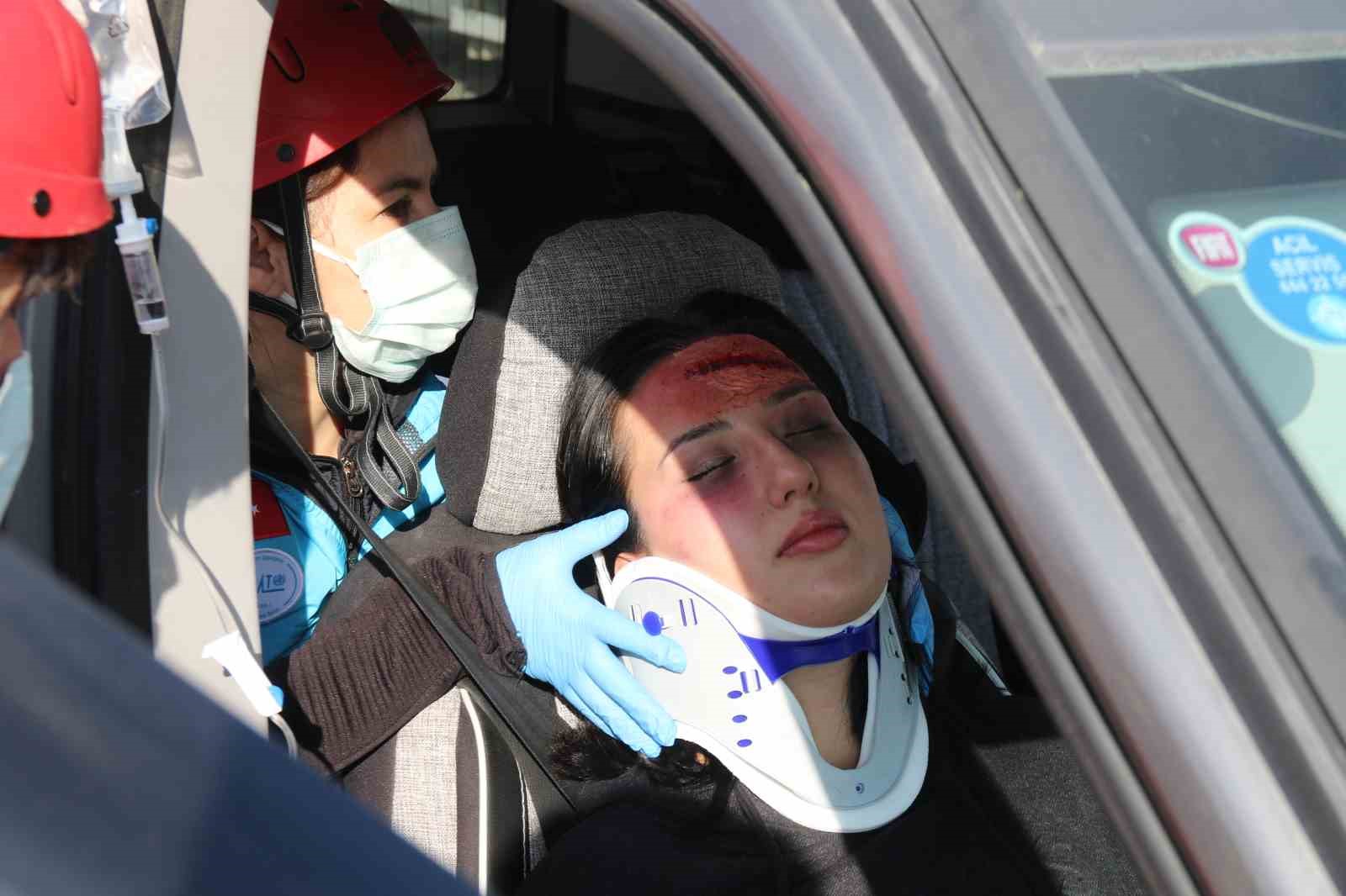 eskisehirde toplam 26 personel ve 9 aracla gercekci kaza tatbikati 2 rcQe4JsR