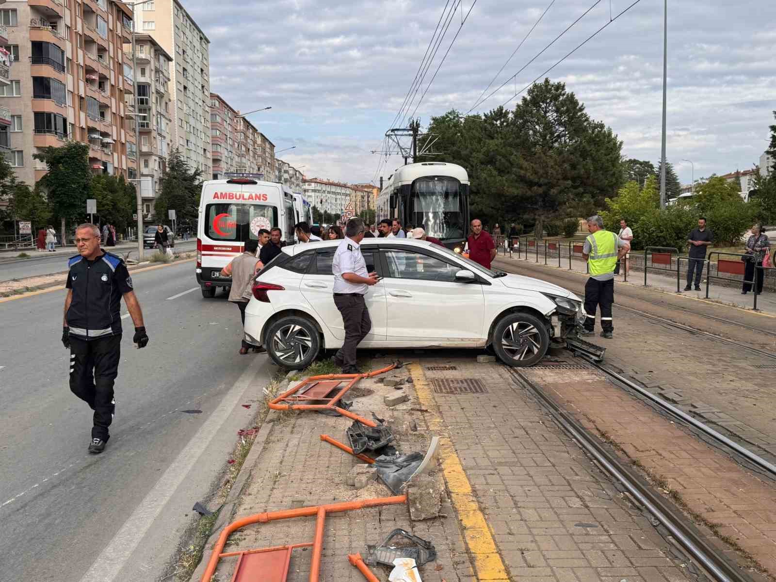 Eskişehir’de trafik kazası: Anne ve 4 yaşındaki kızı yaralandı 6 eskisehirde trafik kazasi anne ve 4 yasindaki kizi yaralandi 2 AVFT99ul