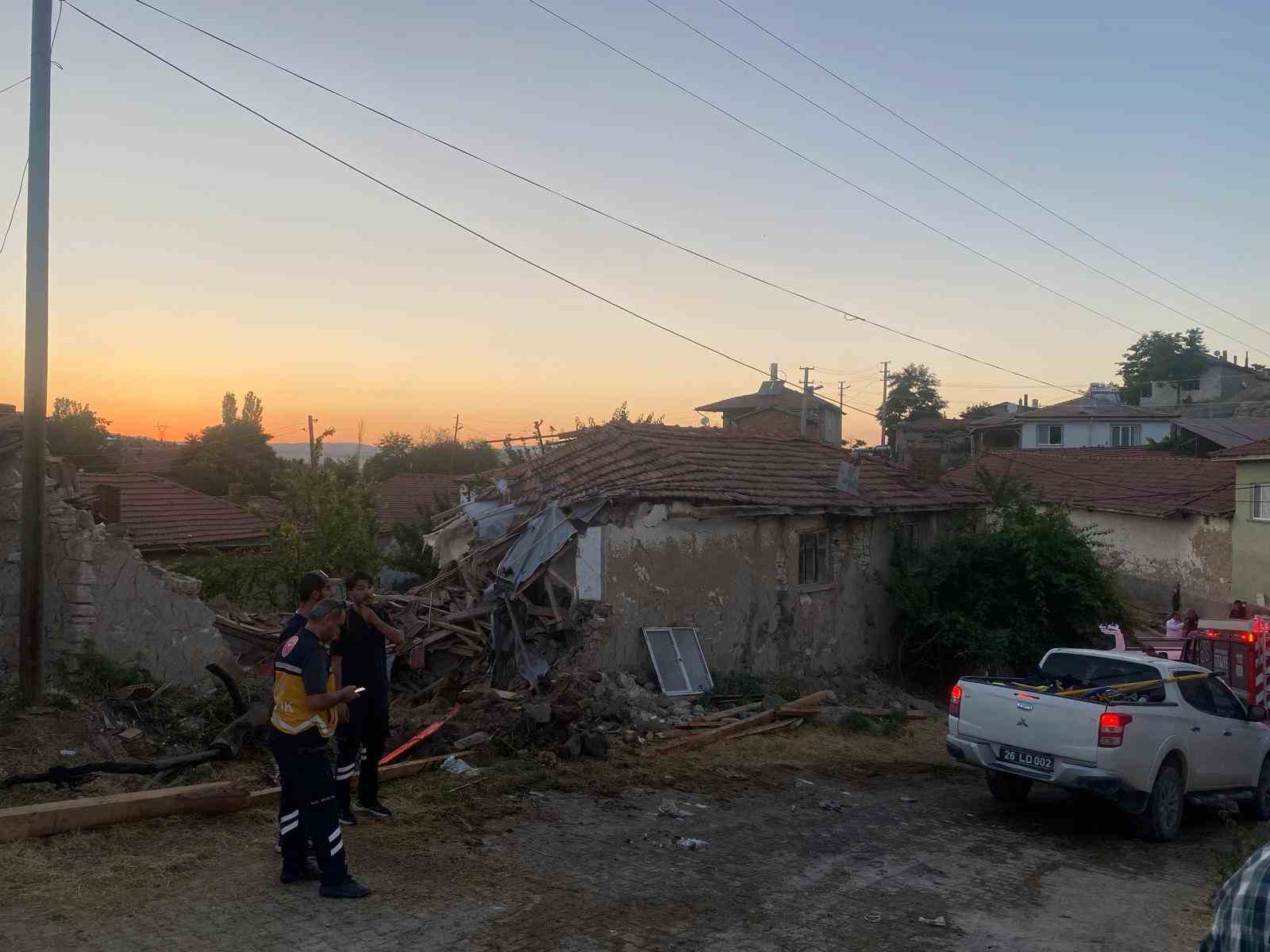 Eskişehir’de yangından dönen itfaiye aracı eve çarptı: 3 itfaiye eri yaralı 4 eskisehirde yangindan donen itfaiye araci eve carpti 3 itfaiye eri yarali 0 wfGwOJUw
