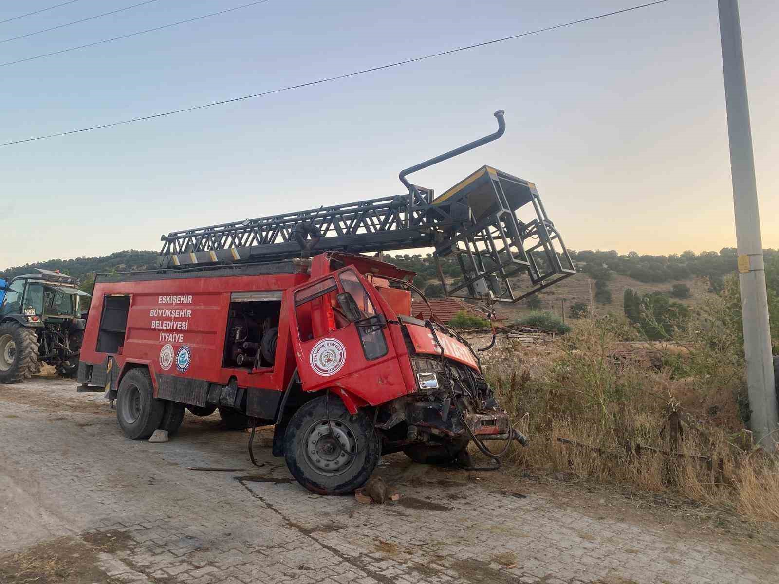 Eskişehir’de yangından dönen itfaiye aracı eve çarptı: 3 itfaiye eri yaralı 5 eskisehirde yangindan donen itfaiye araci eve carpti 3 itfaiye eri yarali 1 QPf62HZS