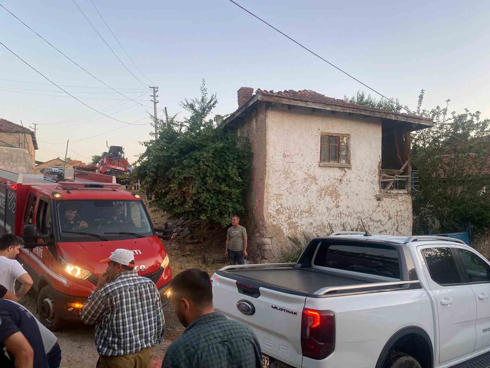 Eskişehir’de yangından dönen itfaiye aracı eve çarptı: 3 itfaiye eri yaralı 6 eskisehirde yangindan donen itfaiye araci eve carpti 3 itfaiye eri yarali 2 Dle4fl73