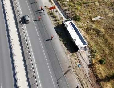 eskisehirde-yolcu-otobusu-devrildi-24-yarali-h9utHqdr.jpg