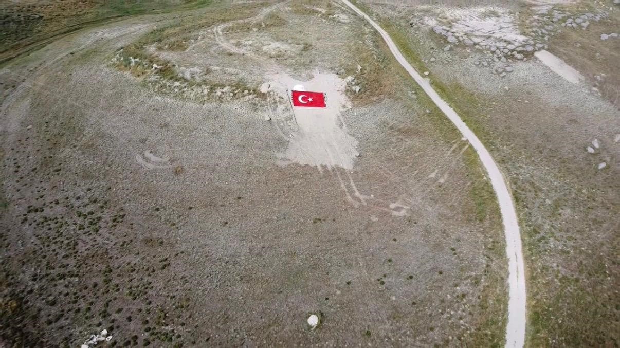 Eskişehirli gençler Milli Takıma destek için dağa Türk Bayrağı nakşetti 4 eskisehirli gencler milli takima destek icin daga turk bayragi naksetti 0 1EuV2SGy