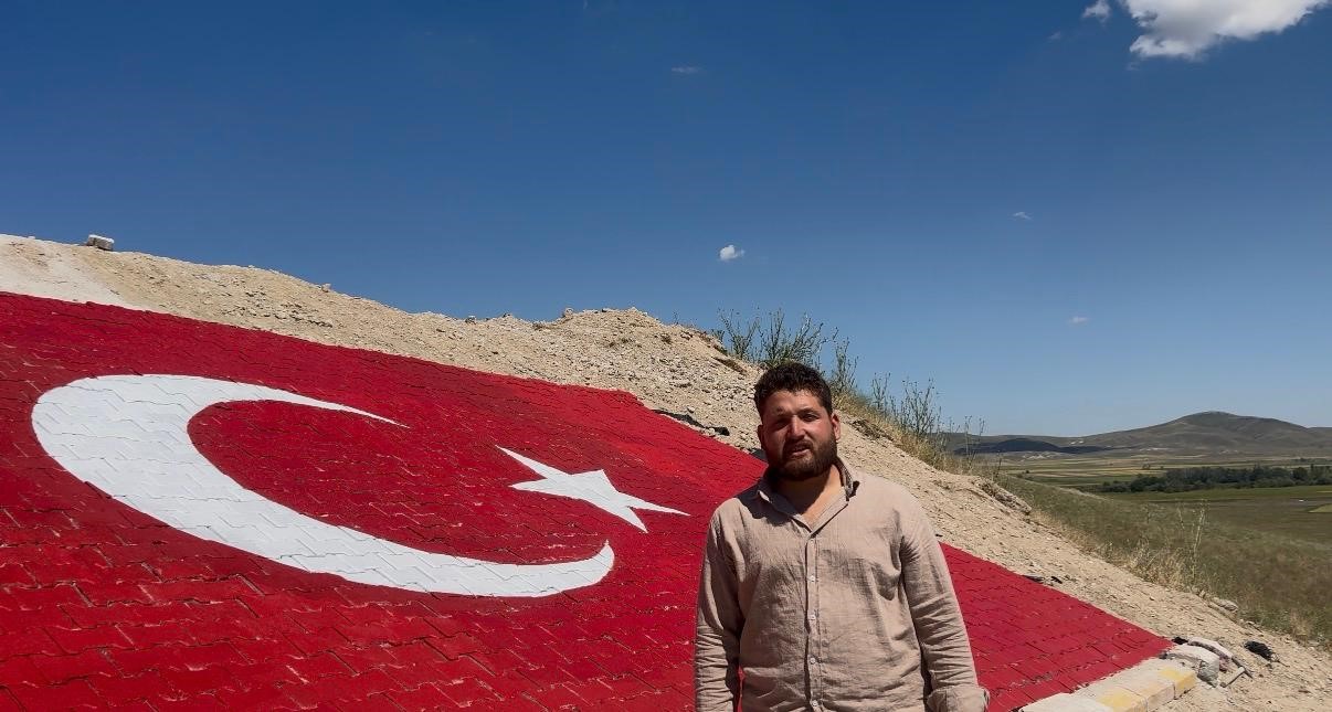 Eskişehirli gençler Milli Takıma destek için dağa Türk Bayrağı nakşetti 5 eskisehirli gencler milli takima destek icin daga turk bayragi naksetti 1 epMlfQvq
