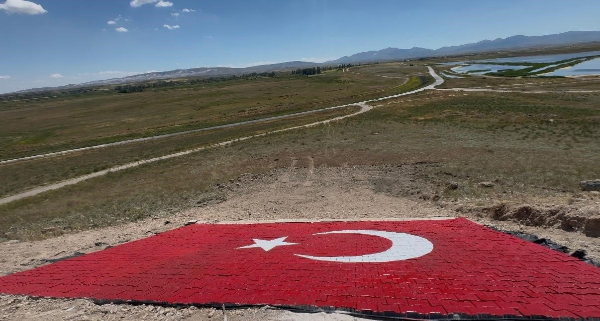 Eskişehirli gençler Milli Takıma destek için dağa Türk Bayrağı nakşetti 6 eskisehirli gencler milli takima destek icin daga turk bayragi naksetti 2 258jR96O