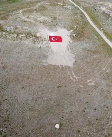 eskisehirli-gencler-milli-takima-destek-icin-daga-turk-bayragi-naksetti-iNXz3i9H.jpg
