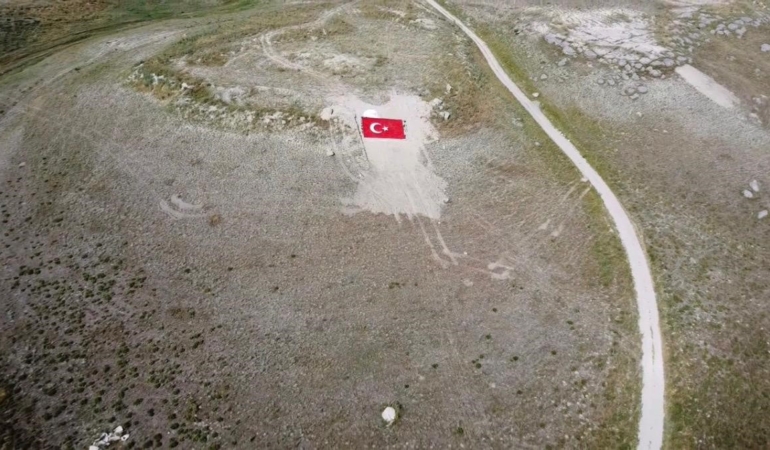 eskisehirli-gencler-milli-takima-destek-icin-daga-turk-bayragi-naksetti-iNXz3i9H.jpg