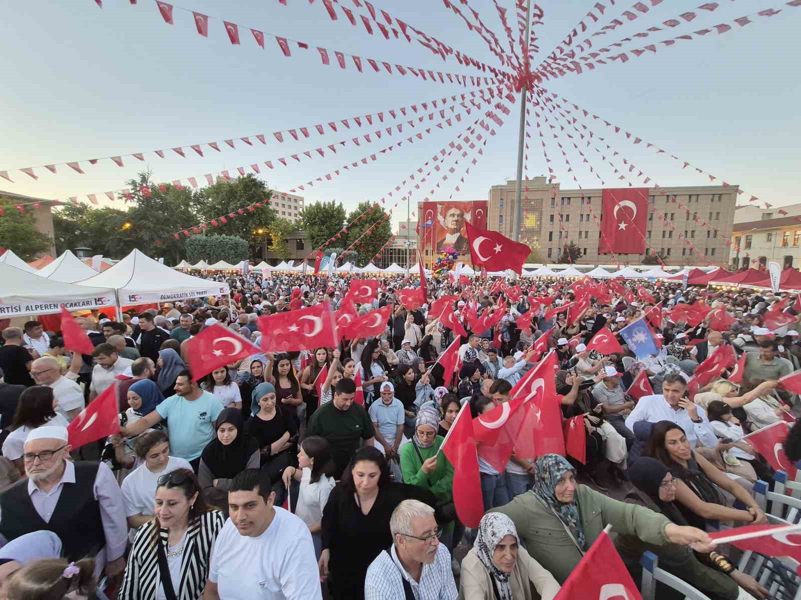 Eskişehirliler 15 Temmuz için tek yürek oldu, meydanda adım atacak yer kalmadı 5 eskisehirliler 15 temmuz icin tek yurek oldu meydanda adim atacak yer kalmadi 1 hTZUsONT