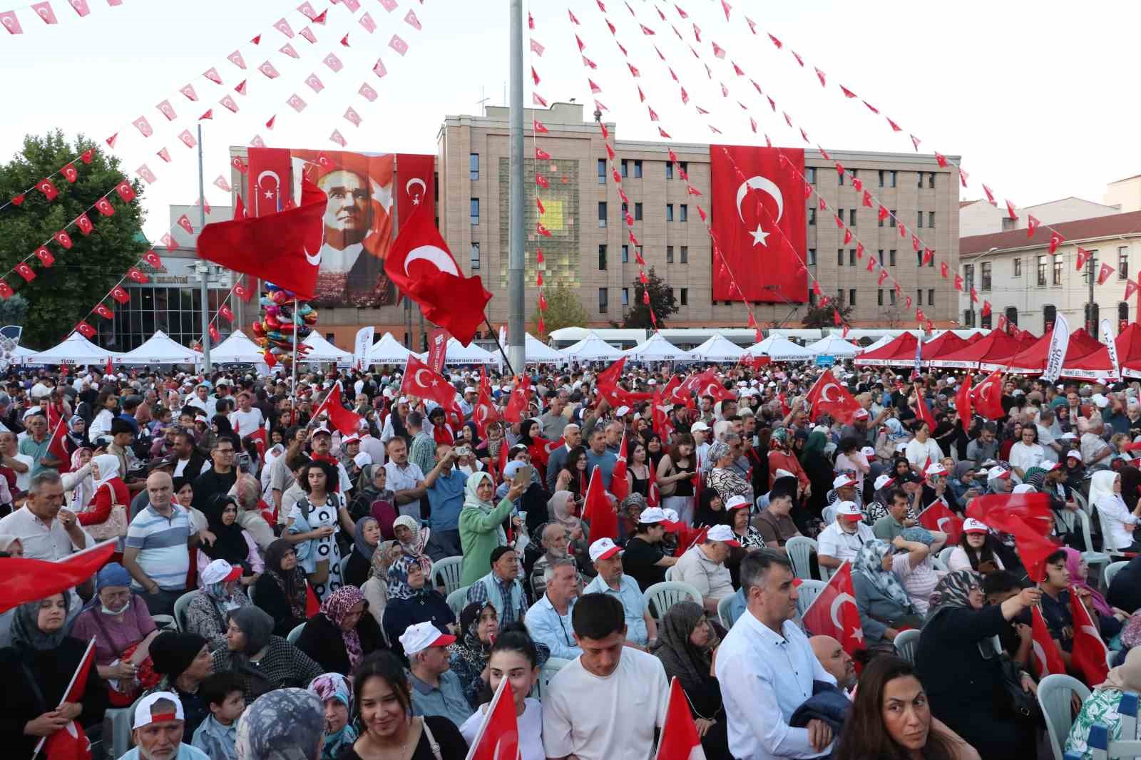 Eskişehirliler 15 Temmuz için tek yürek oldu, meydanda adım atacak yer kalmadı 10 eskisehirliler 15 temmuz icin tek yurek oldu meydanda adim atacak yer kalmadi 6 EIyftiWt