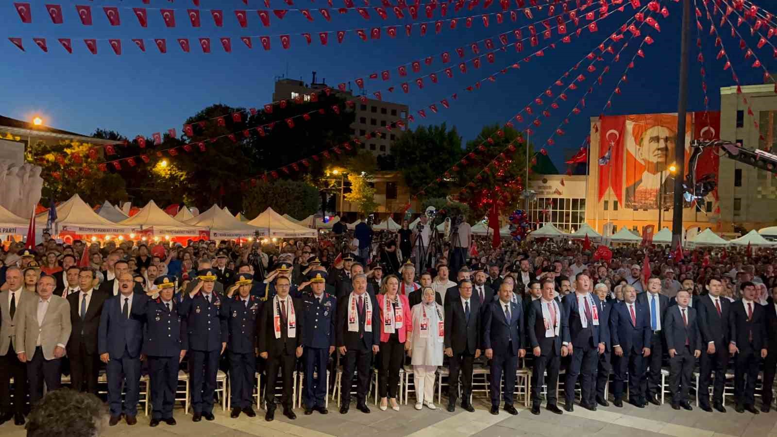 Eskişehirliler 15 Temmuz için tek yürek oldu, meydanda adım atacak yer kalmadı 11 eskisehirliler 15 temmuz icin tek yurek oldu meydanda adim atacak yer kalmadi 7 qmj21urS
