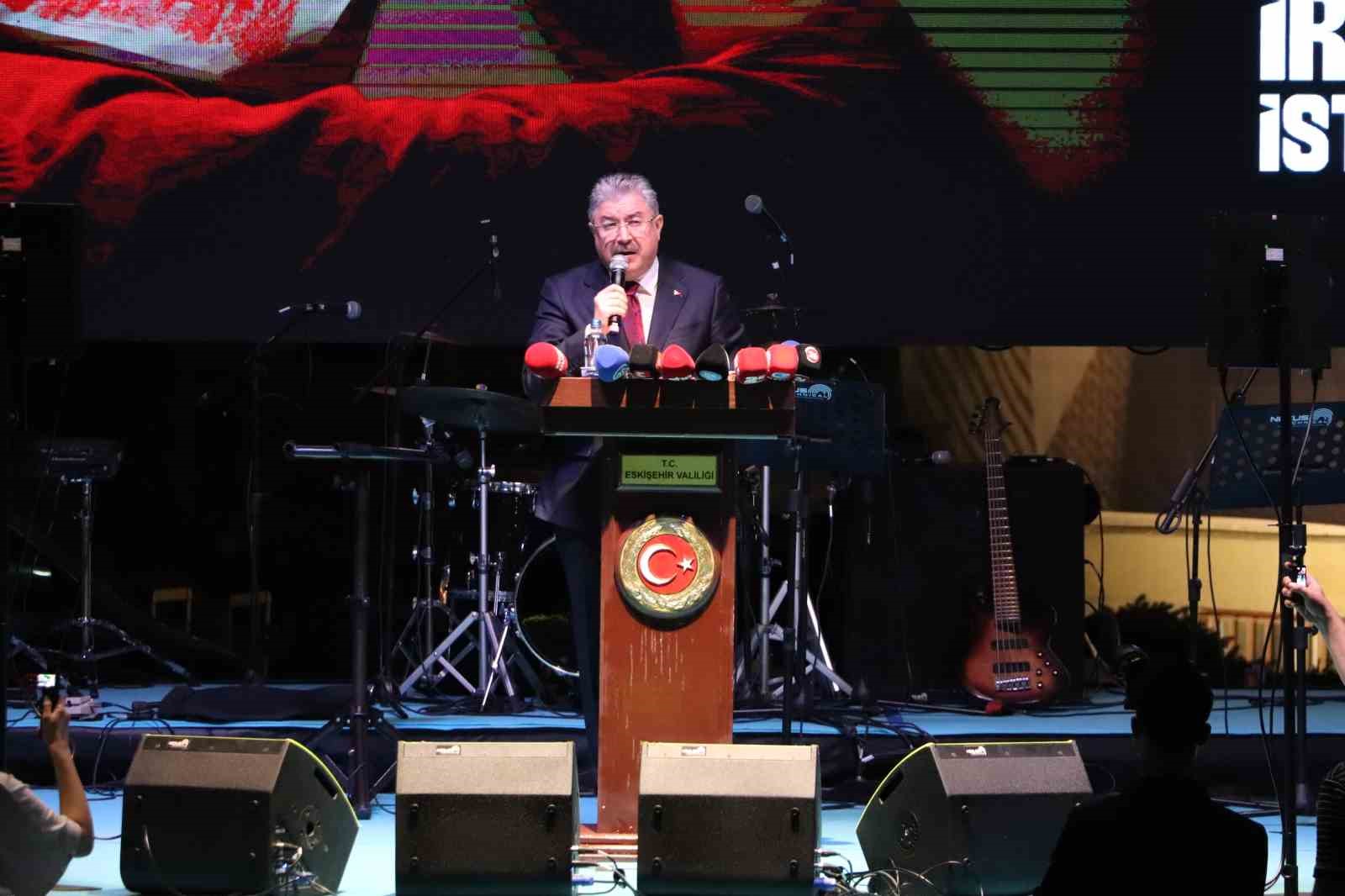 Eskişehirliler 15 Temmuz için tek yürek oldu, meydanda adım atacak yer kalmadı 13 eskisehirliler 15 temmuz icin tek yurek oldu meydanda adim atacak yer kalmadi 9 nh7XgfNb