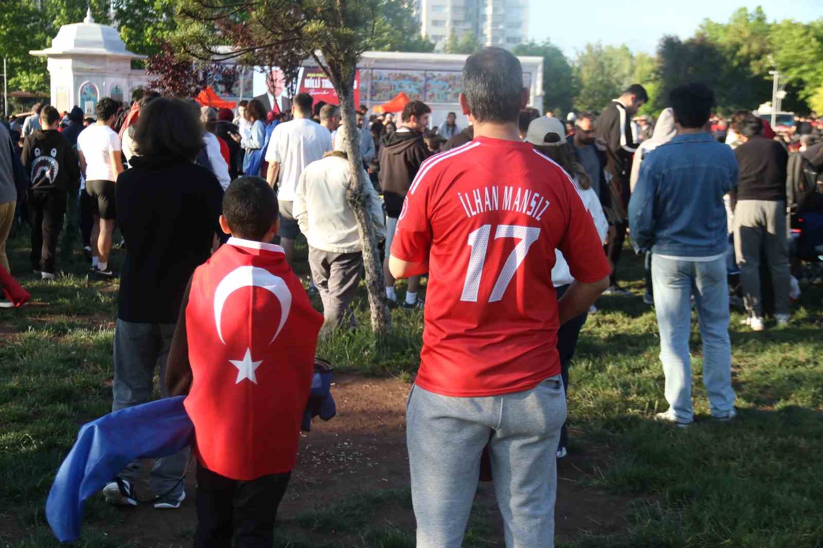 Eskişehirliler 24 yıl sonra millilerin Dünya Kupası coşkusunu sabahın erken saatlerinde yaşadı 5 eskisehirliler 24 yil sonra millilerin dunya kupasi coskusunu sabahin erken saatlerinde yasadi 1 p9k8sLiG