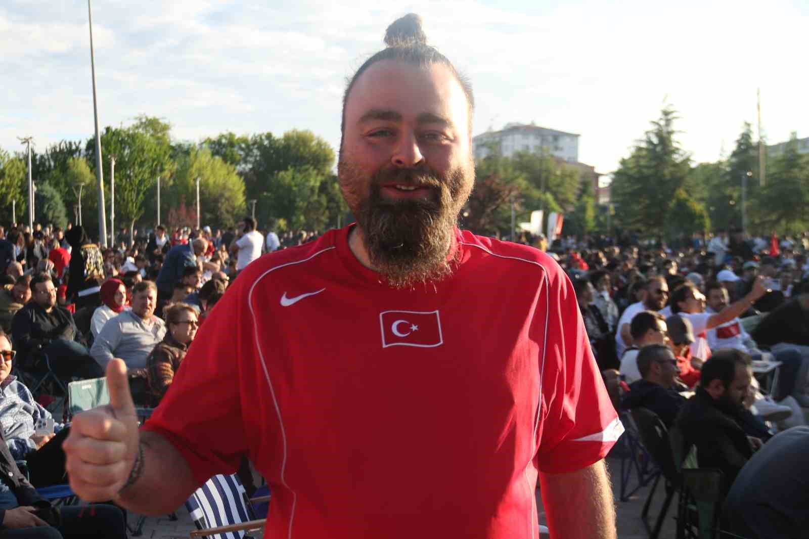Eskişehirliler 24 yıl sonra millilerin Dünya Kupası coşkusunu sabahın erken saatlerinde yaşadı 14 eskisehirliler 24 yil sonra millilerin dunya kupasi coskusunu sabahin erken saatlerinde yasadi 10 L4hQd3uZ
