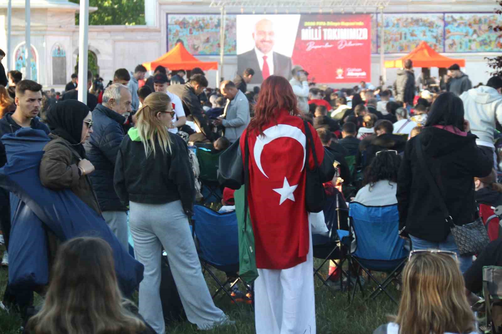 Eskişehirliler 24 yıl sonra millilerin Dünya Kupası coşkusunu sabahın erken saatlerinde yaşadı 15 eskisehirliler 24 yil sonra millilerin dunya kupasi coskusunu sabahin erken saatlerinde yasadi 11 EOyDUOgZ