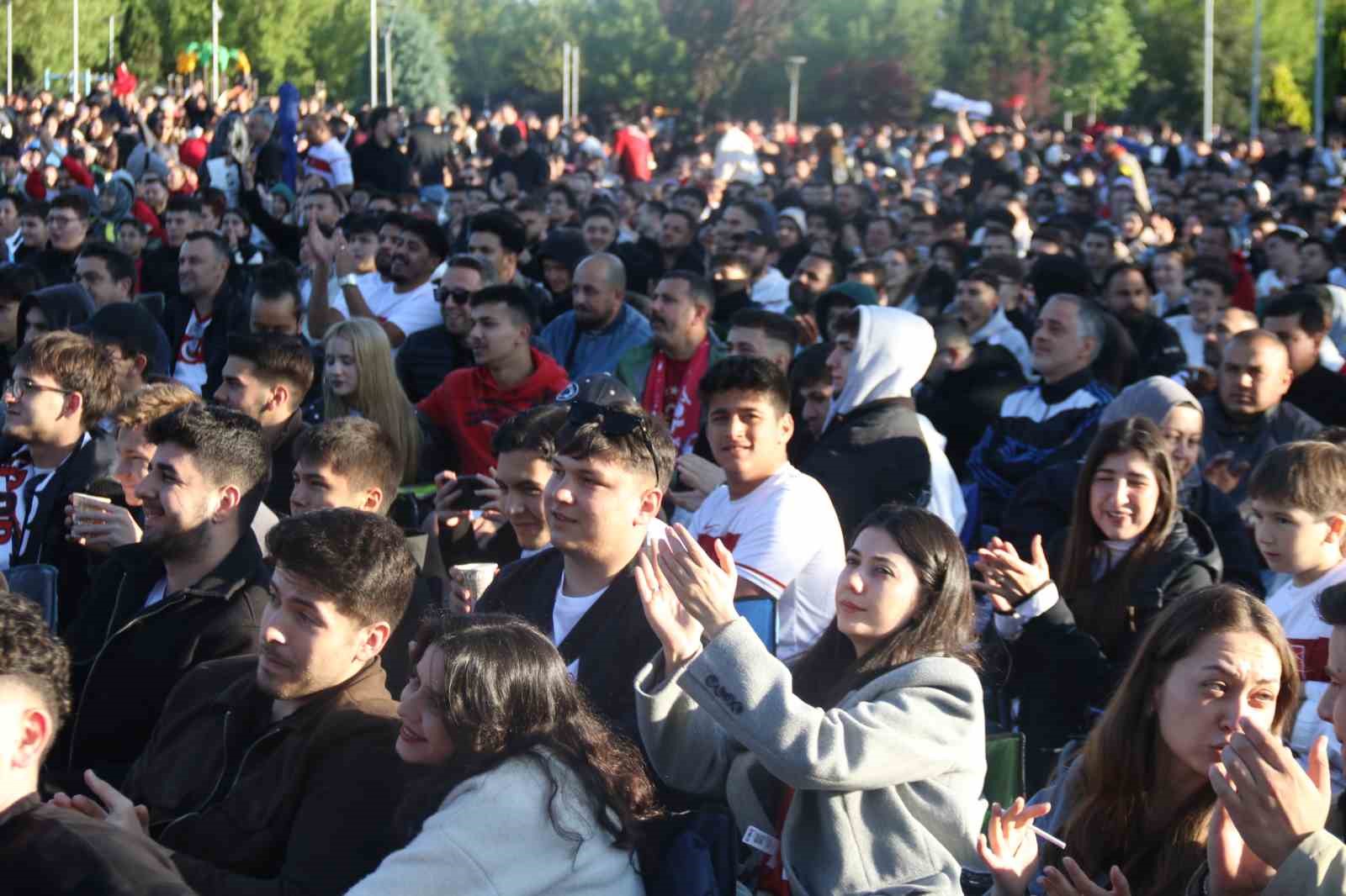 Eskişehirliler 24 yıl sonra millilerin Dünya Kupası coşkusunu sabahın erken saatlerinde yaşadı 17 eskisehirliler 24 yil sonra millilerin dunya kupasi coskusunu sabahin erken saatlerinde yasadi 13 GWjea2Ng