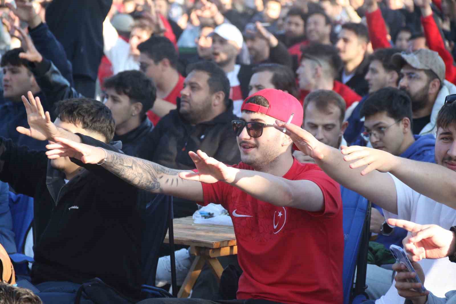 Eskişehirliler 24 yıl sonra millilerin Dünya Kupası coşkusunu sabahın erken saatlerinde yaşadı 18 eskisehirliler 24 yil sonra millilerin dunya kupasi coskusunu sabahin erken saatlerinde yasadi 14 s5QhHfBA