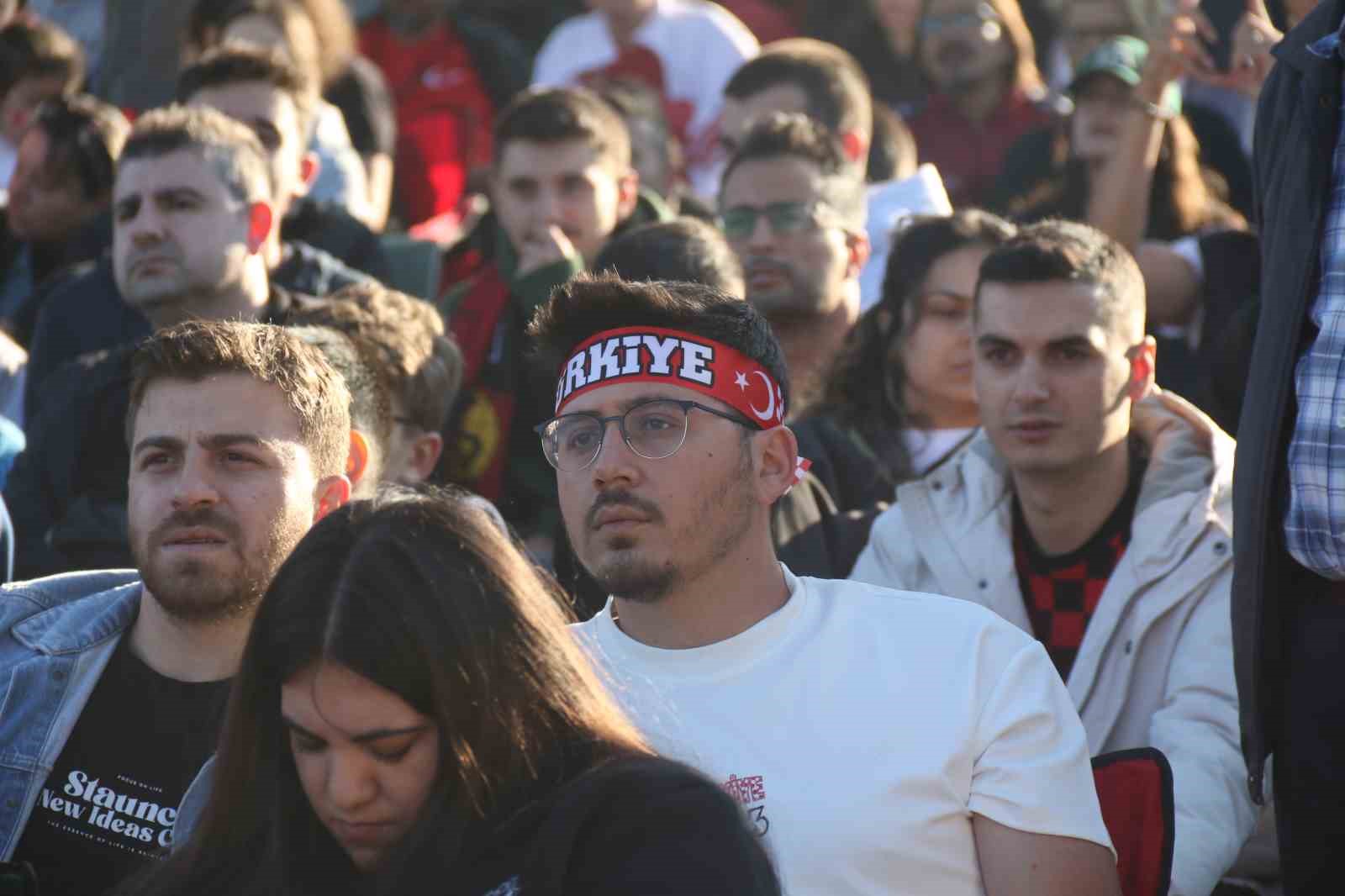 Eskişehirliler 24 yıl sonra millilerin Dünya Kupası coşkusunu sabahın erken saatlerinde yaşadı 19 eskisehirliler 24 yil sonra millilerin dunya kupasi coskusunu sabahin erken saatlerinde yasadi 15 L8fqYYy7
