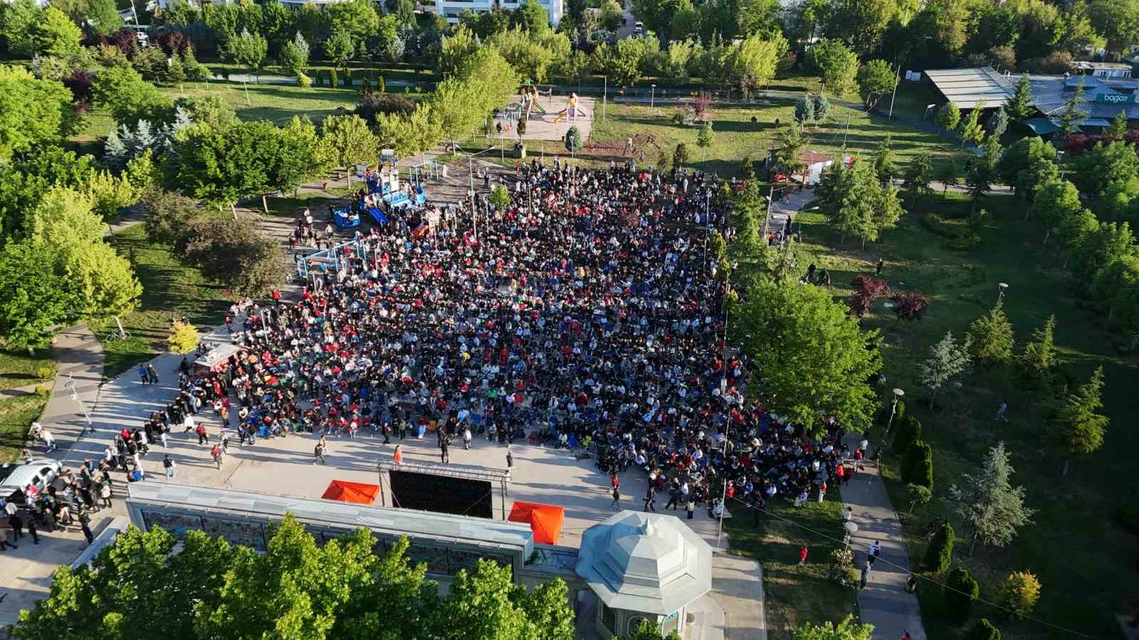 Eskişehirliler 24 yıl sonra millilerin Dünya Kupası coşkusunu sabahın erken saatlerinde yaşadı 20 eskisehirliler 24 yil sonra millilerin dunya kupasi coskusunu sabahin erken saatlerinde yasadi 16 tWlmIjfu