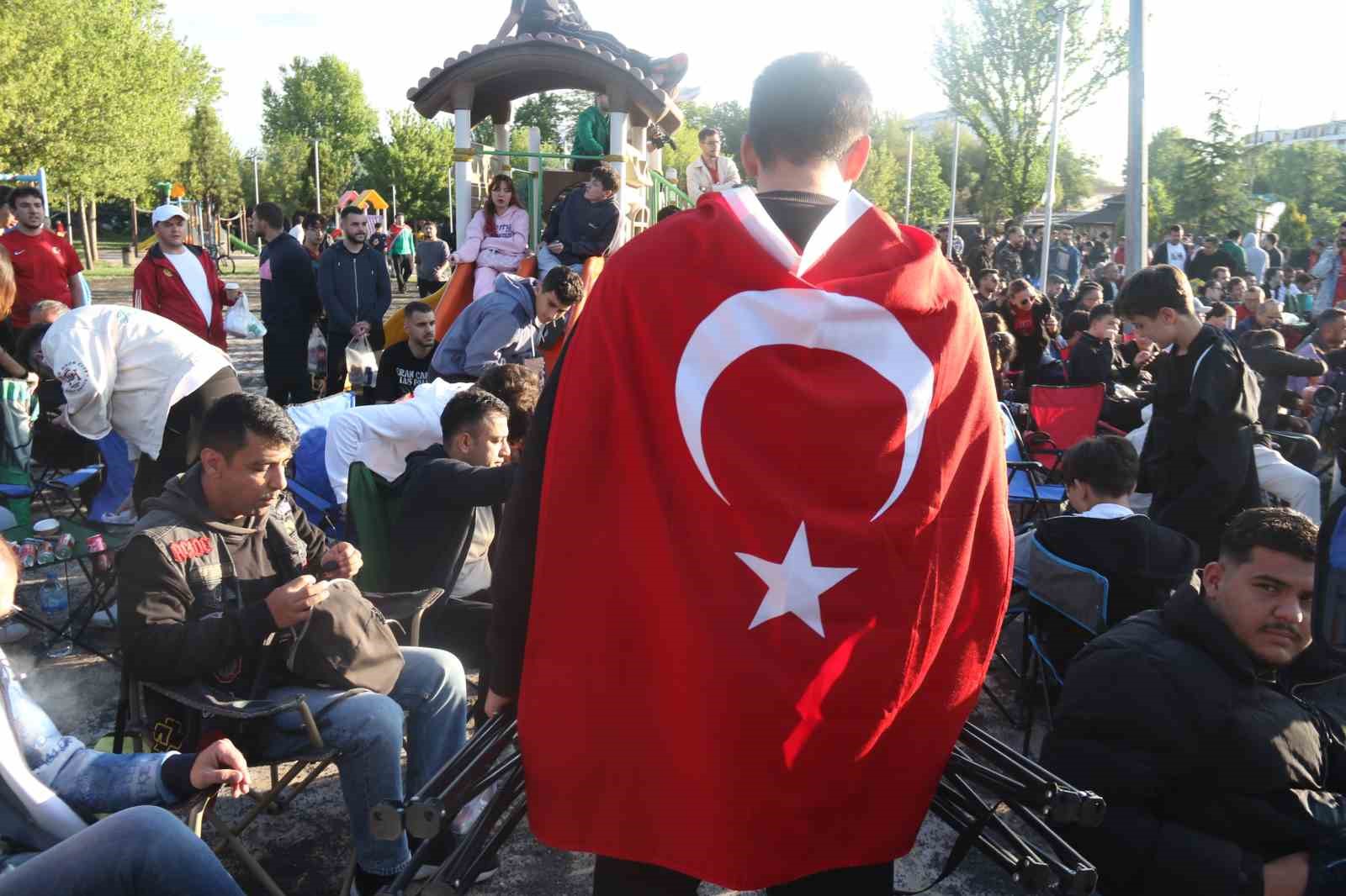 Eskişehirliler 24 yıl sonra millilerin Dünya Kupası coşkusunu sabahın erken saatlerinde yaşadı 6 eskisehirliler 24 yil sonra millilerin dunya kupasi coskusunu sabahin erken saatlerinde yasadi 2 p7nH3mUU