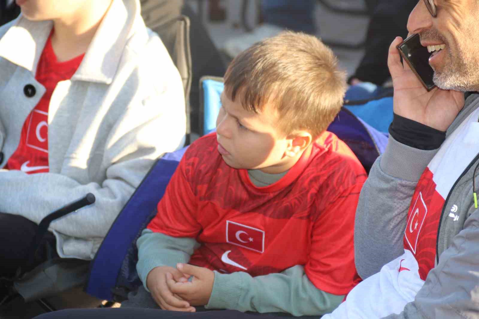 Eskişehirliler 24 yıl sonra millilerin Dünya Kupası coşkusunu sabahın erken saatlerinde yaşadı 8 eskisehirliler 24 yil sonra millilerin dunya kupasi coskusunu sabahin erken saatlerinde yasadi 4 tLFdwlqm