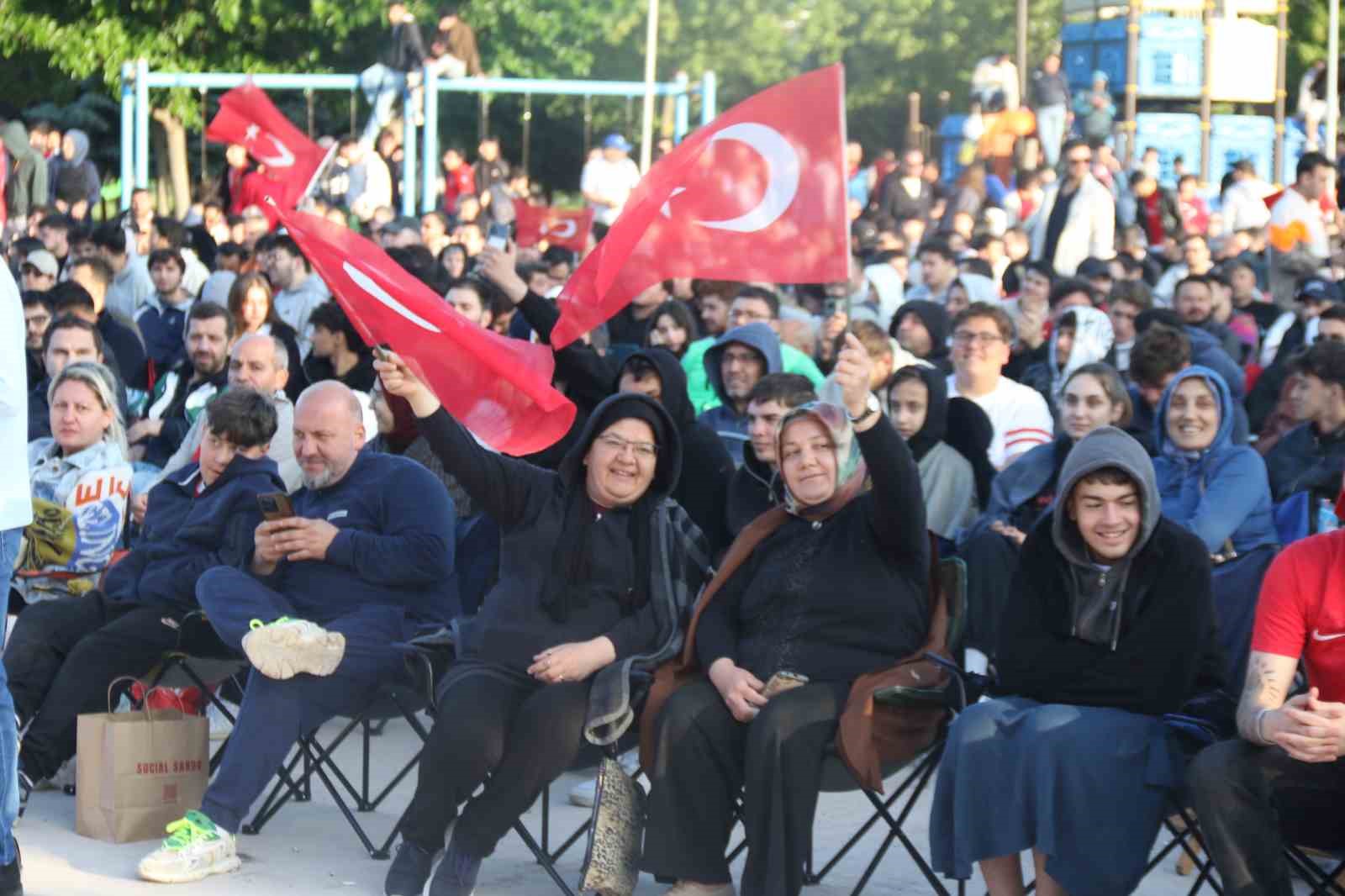 Eskişehirliler 24 yıl sonra millilerin Dünya Kupası coşkusunu sabahın erken saatlerinde yaşadı 9 eskisehirliler 24 yil sonra millilerin dunya kupasi coskusunu sabahin erken saatlerinde yasadi 5