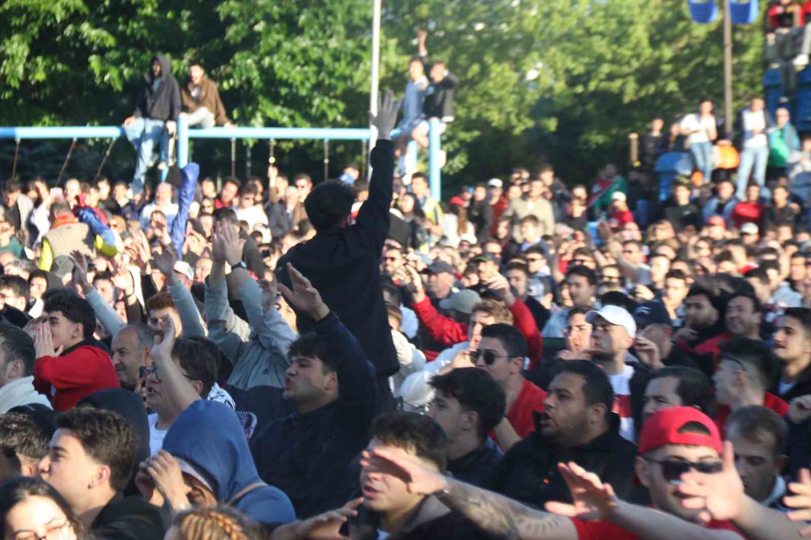 Eskişehirliler 24 yıl sonra millilerin Dünya Kupası coşkusunu sabahın erken saatlerinde yaşadı 11 eskisehirliler 24 yil sonra millilerin dunya kupasi coskusunu sabahin erken saatlerinde yasadi 7 8JfajVw8