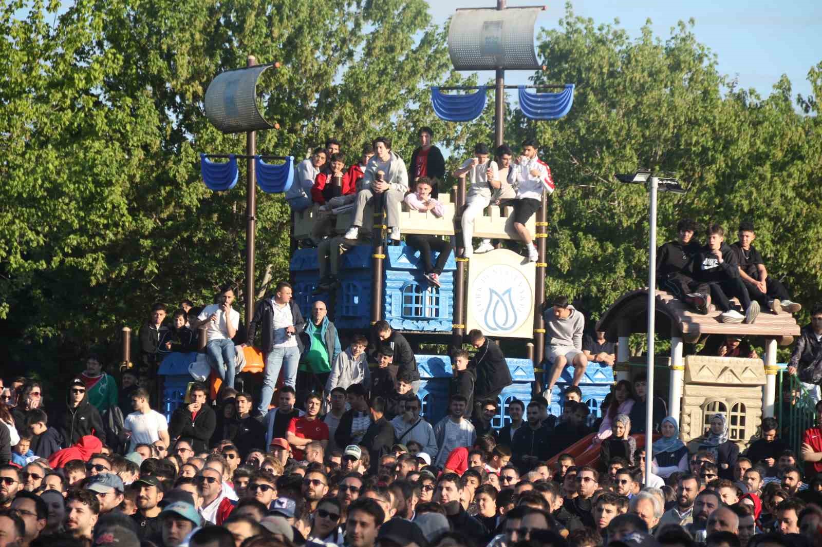 Eskişehirliler 24 yıl sonra millilerin Dünya Kupası coşkusunu sabahın erken saatlerinde yaşadı 12 eskisehirliler 24 yil sonra millilerin dunya kupasi coskusunu sabahin erken saatlerinde yasadi 8 qTrnhDO6
