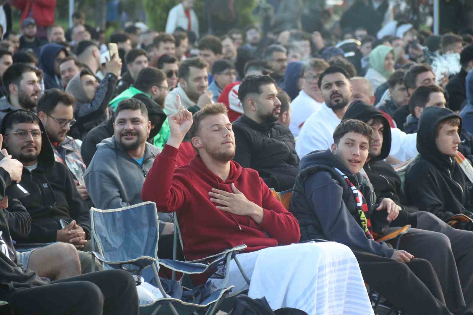Eskişehirliler 24 yıl sonra millilerin Dünya Kupası coşkusunu sabahın erken saatlerinde yaşadı 13 eskisehirliler 24 yil sonra millilerin dunya kupasi coskusunu sabahin erken saatlerinde yasadi 9 lrj8wrA9