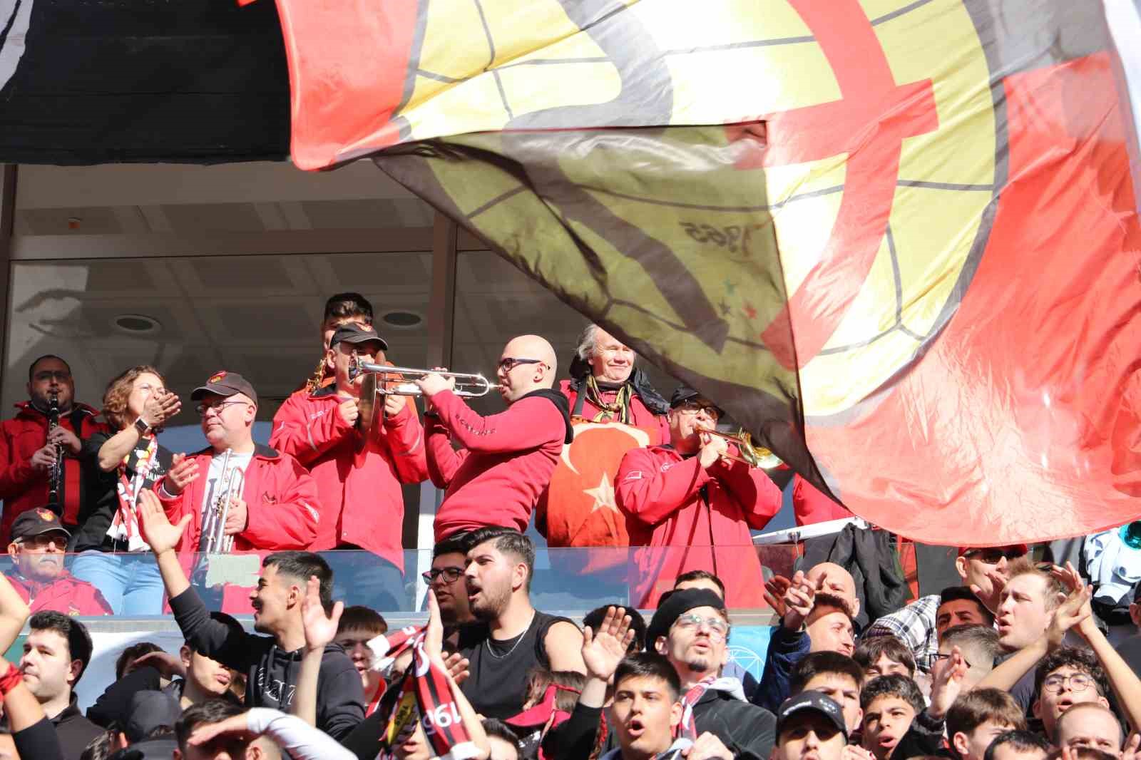 eskisehirspor tribunlerinden ispanyaya selam 0 Pe6bqSQk